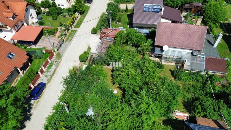 BUKOVEC: CHATA na celoročné bývanie, 2 podlažia, balkón,pozemok 639 m2