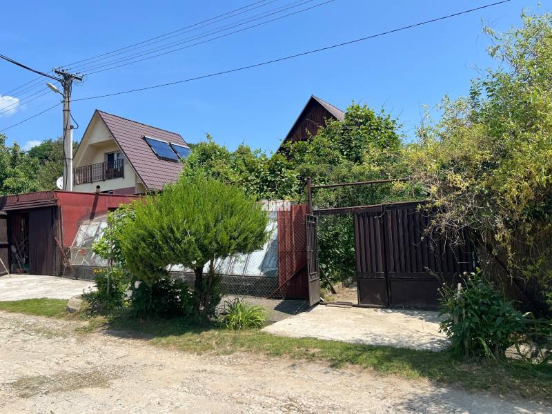 parkovane priamo pred chatou pre 4 autá