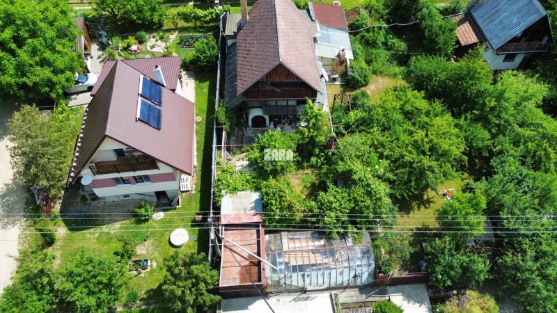 BUKOVEC: CHATA na celoročné bývanie, 2 podlažia, balkón,pozemok 639 m2