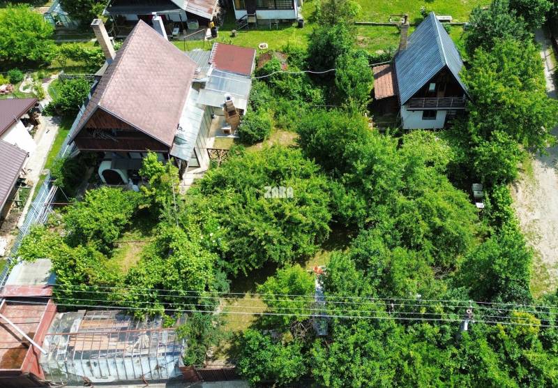BUKOVEC: CHATA na celoročné bývanie, 2 podlažia, balkón,pozemok 639 m2