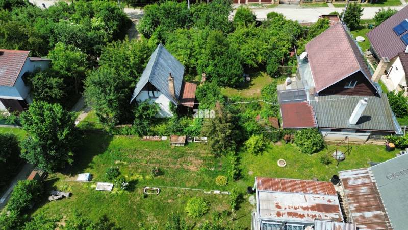 BUKOVEC: CHATA na celoročné bývanie, 2 podlažia, balkón,pozemok 639 m2