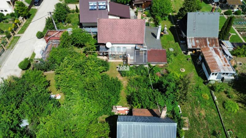 BUKOVEC: CHATA na celoročné bývanie, 2 podlažia, balkón,pozemok 639 m2