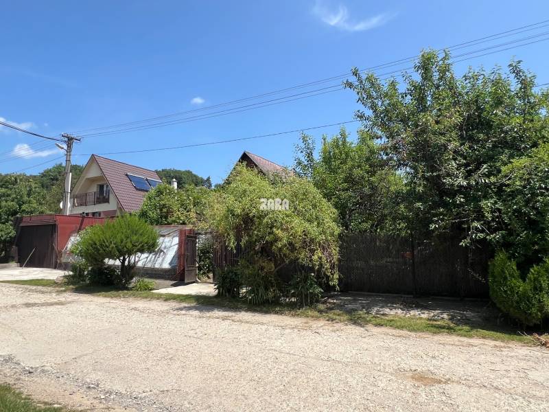 BUKOVEC: CHATA na celoročné bývanie, 2 podlažia, balkón,pozemok 639 m2