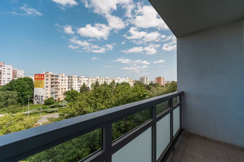 Tr.SNP - 2 izbový byt, loggia, 54 m2.Zariadený,KOMPLETNÁ REKONŠTRUKCIA