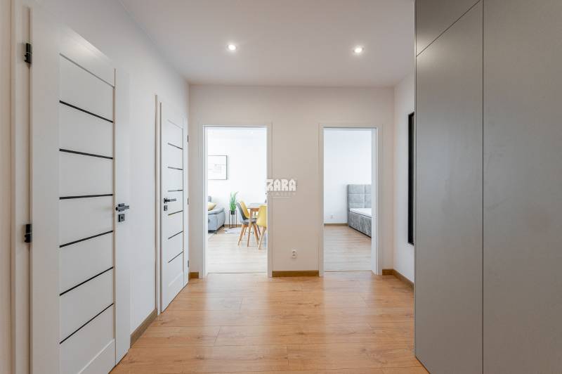 Tr.SNP - 2 izbový byt, loggia, 54 m2.Zariadený,KOMPLETNÁ REKONŠTRUKCIA
