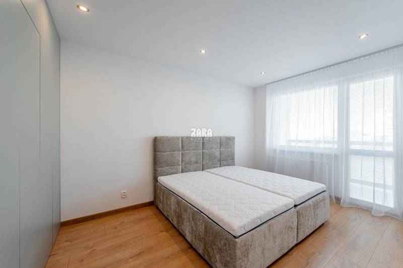 Tr.SNP - 2 izbový byt, loggia, 54 m2.Zariadený,KOMPLETNÁ REKONŠTRUKCIA