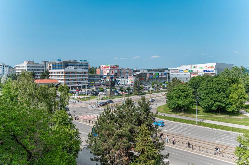 Tr.SNP - 2 izbový byt, loggia, 54 m2.Zariadený,KOMPLETNÁ REKONŠTRUKCIA