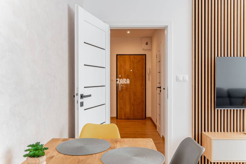 Tr.SNP - 2 izbový byt, loggia, 54 m2.Zariadený,KOMPLETNÁ REKONŠTRUKCIA