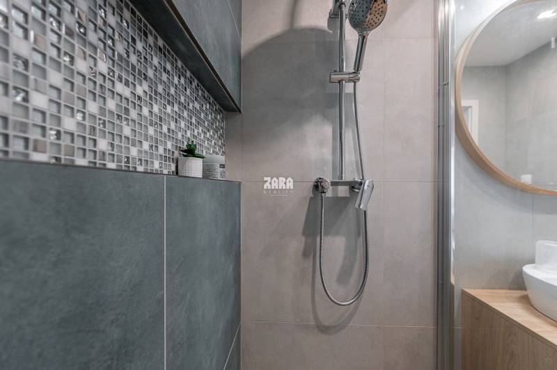 Tr.SNP - 2 izbový byt, loggia, 54 m2.Zariadený,KOMPLETNÁ REKONŠTRUKCIA