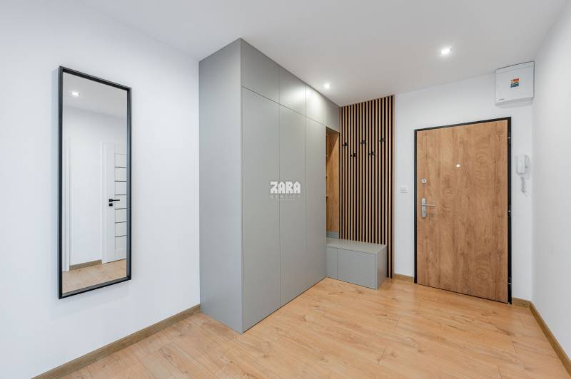 Tr.SNP - 2 izbový byt, loggia, 54 m2.Zariadený,KOMPLETNÁ REKONŠTRUKCIA