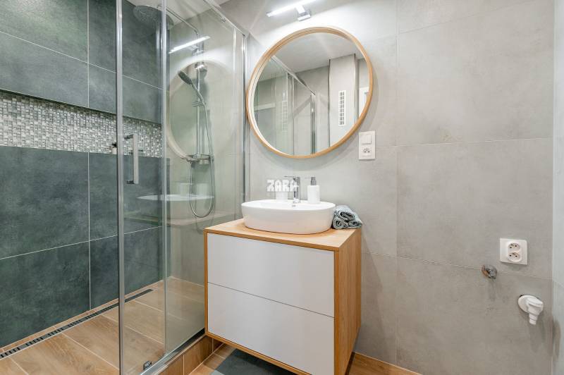 Tr.SNP - 2 izbový byt, loggia, 54 m2.Zariadený,KOMPLETNÁ REKONŠTRUKCIA