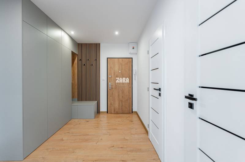 Tr.SNP - 2 izbový byt, loggia, 54 m2.Zariadený,KOMPLETNÁ REKONŠTRUKCIA