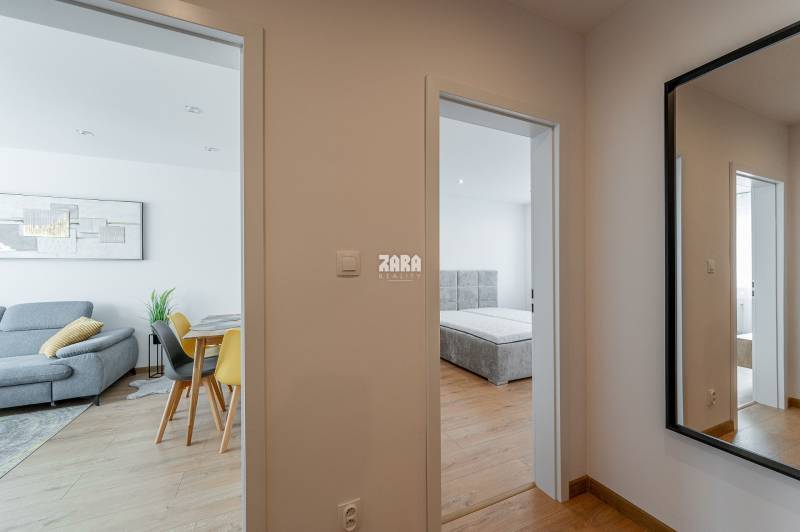 Tr.SNP - 2 izbový byt, loggia, 54 m2.Zariadený,KOMPLETNÁ REKONŠTRUKCIA