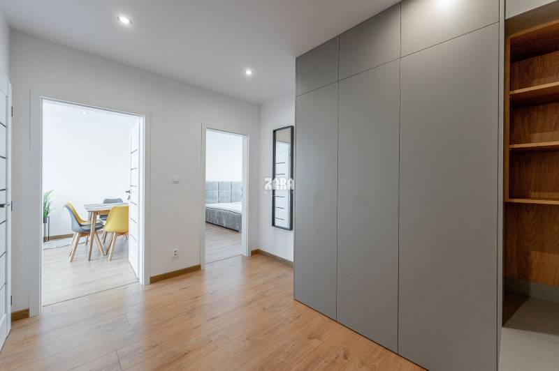 Tr.SNP - 2 izbový byt, loggia, 54 m2.Zariadený,KOMPLETNÁ REKONŠTRUKCIA
