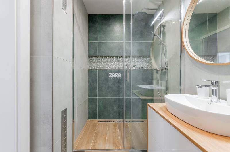Tr.SNP - 2 izbový byt, loggia, 54 m2.Zariadený,KOMPLETNÁ REKONŠTRUKCIA