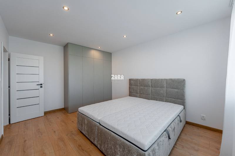 Tr.SNP - 2 izbový byt, loggia, 54 m2.Zariadený,KOMPLETNÁ REKONŠTRUKCIA