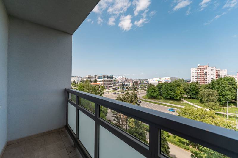 Tr.SNP - 2 izbový byt, loggia, 54 m2.Zariadený,KOMPLETNÁ REKONŠTRUKCIA