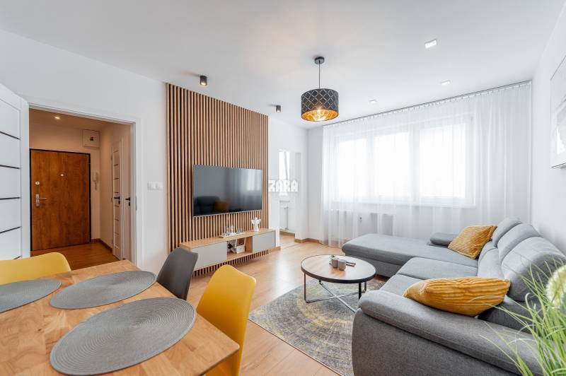 Tr.SNP - 2 izbový byt, loggia, 54 m2.Zariadený,KOMPLETNÁ REKONŠTRUKCIA