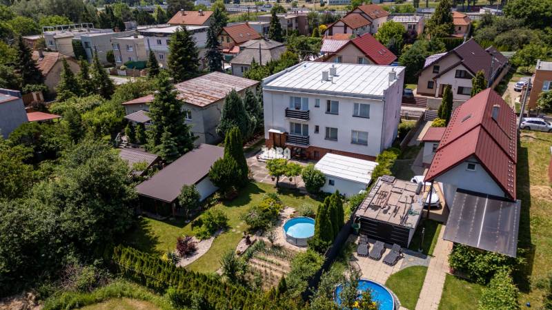 Veľký 3 podlažný, 10 izbový rodinný dom Vyšné Opátske, zadný pohľad  