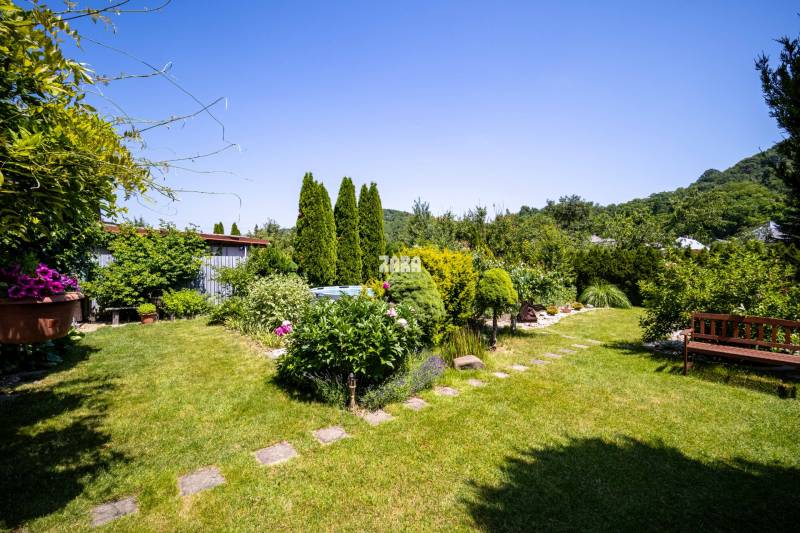 Vyšné Opátske - VÝNIMOČNÝ rod.dom 3 podlažný,10 izieb, pozemok 802 m2