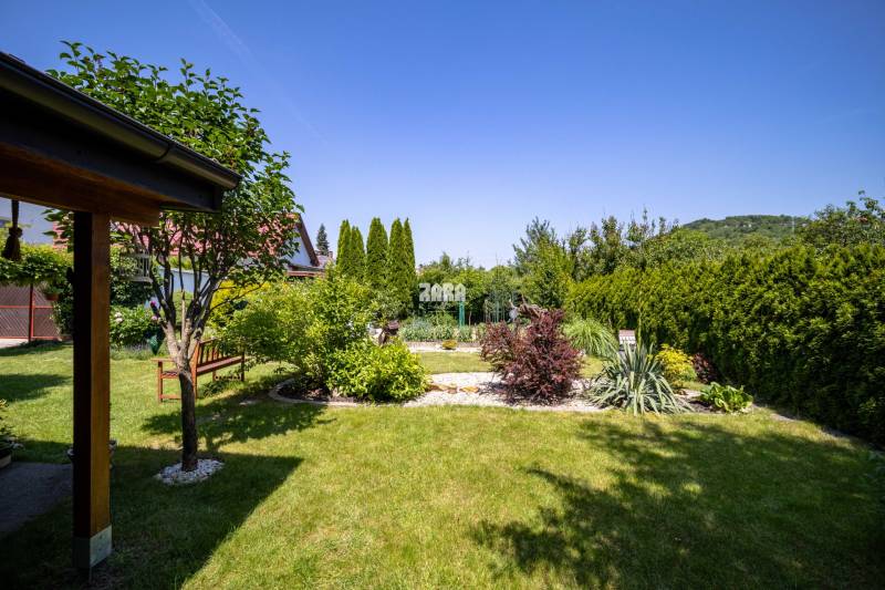 Vyšné Opátske - VÝNIMOČNÝ rod.dom 3 podlažný,10 izieb, pozemok 802 m2