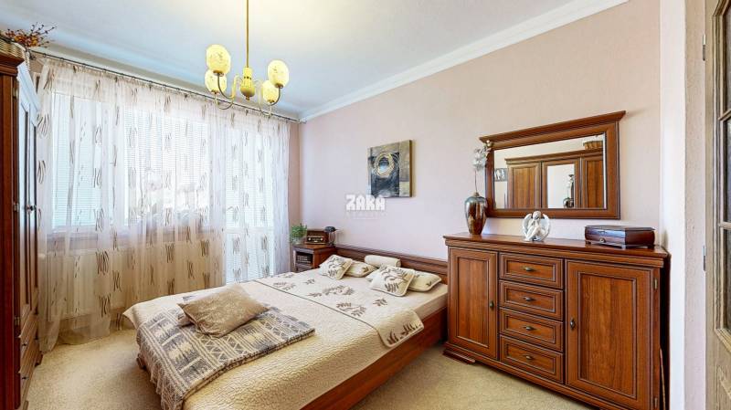 Vyšné Opátske - VÝNIMOČNÝ rod.dom 3 podlažný,10 izieb, pozemok 802 m2