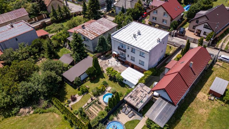 10 izbový rodinný dom, 3 podlažia so samostatným vstupom zo spoločného schodiska