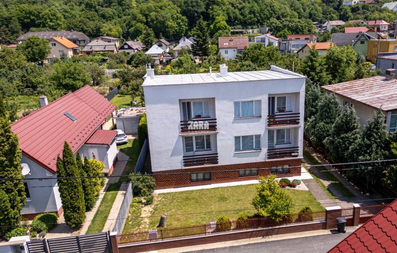 pohľad z ulice na dom Vyšné Opátske, predzáhradka, parkovanie vo dvore