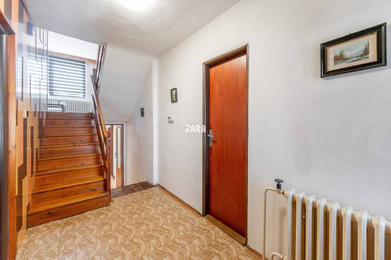 GYŇOV: Priestranný tehlový 6 izbový  rodinný dom, pozemkok 605 m2