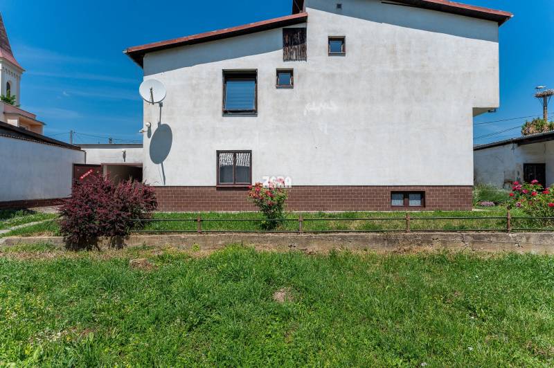 GYŇOV: Priestranný tehlový 6 izbový  rodinný dom, pozemkok 605 m2