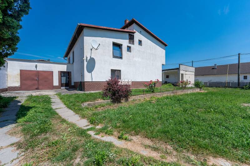 GYŇOV: Priestranný tehlový 6 izbový  rodinný dom, pozemkok 605 m2