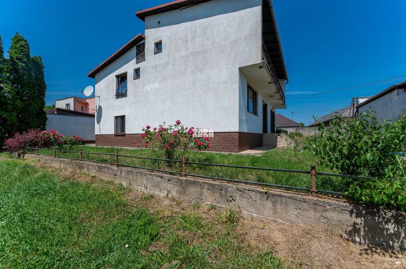 GYŇOV: Priestranný tehlový 6 izbový  rodinný dom, pozemkok 605 m2