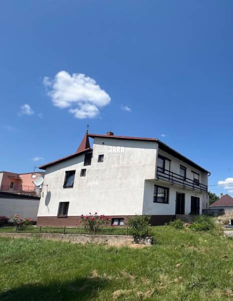GYŇOV: Priestranný tehlový 6 izbový  rodinný dom, pozemkok 605 m2