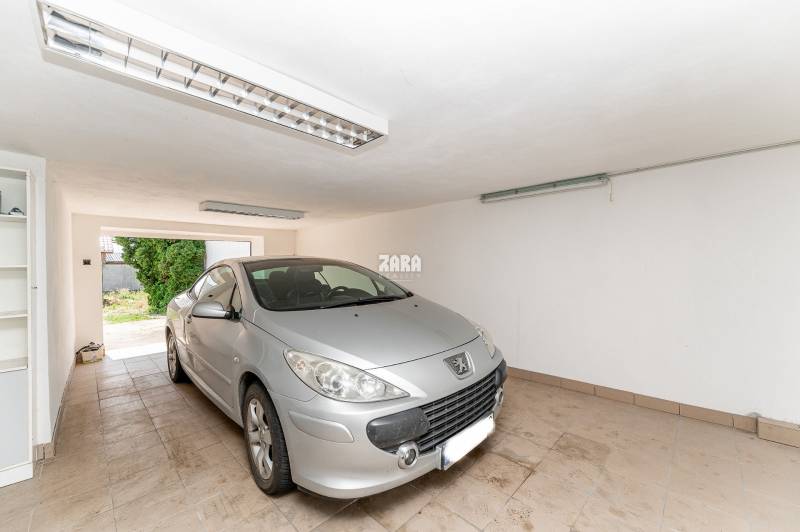 GYŇOV: Priestranný tehlový 6 izbový  rodinný dom, pozemkok 605 m2