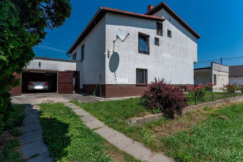GYŇOV: Priestranný tehlový 6 izbový  rodinný dom, pozemkok 605 m2