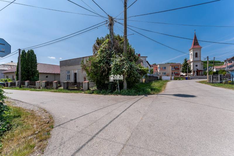 GYŇOV: Priestranný tehlový 6 izbový  rodinný dom, pozemkok 605 m2