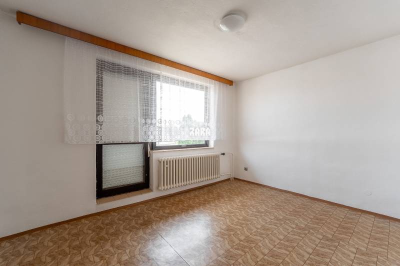 veľká izba na 2.NP  s výstupom na loggiu