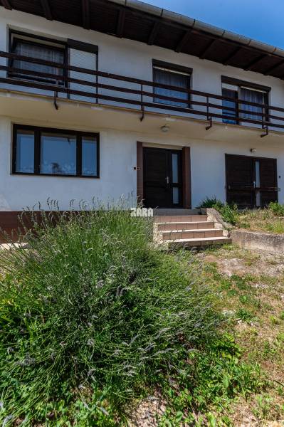 GYŇOV: Priestranný tehlový 6 izbový  rodinný dom, pozemkok 605 m2