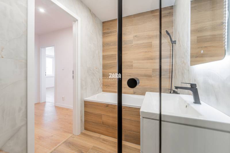TERASA - PRAŽSKÁ, krásny 3 izb.byt po novej rekonštrukcii,65 m2,loggia