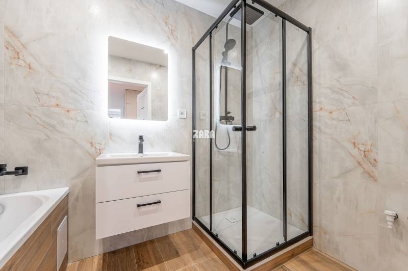 TERASA - PRAŽSKÁ, krásny 3 izb.byt po novej rekonštrukcii,65 m2,loggia