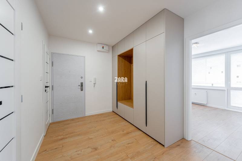 TERASA - PRAŽSKÁ, krásny 3 izb.byt po novej rekonštrukcii,65 m2,loggia
