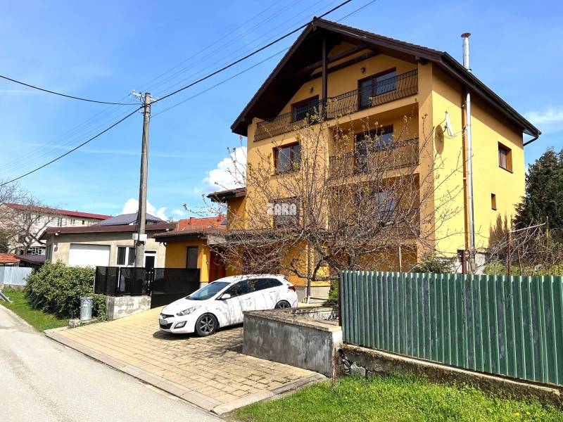 Vyšná Myšľa - rodinný dom.Bývanie v 3 samostatných bytových jednotkách