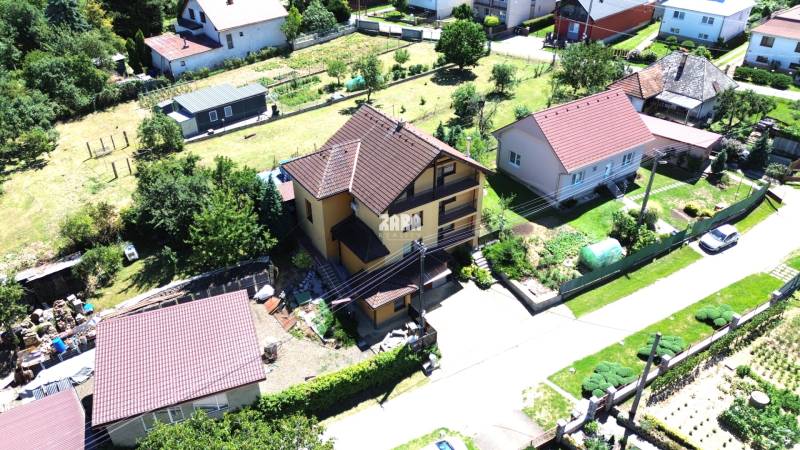 3 podlažia, 9 izieb, 3 samostatné jednotky