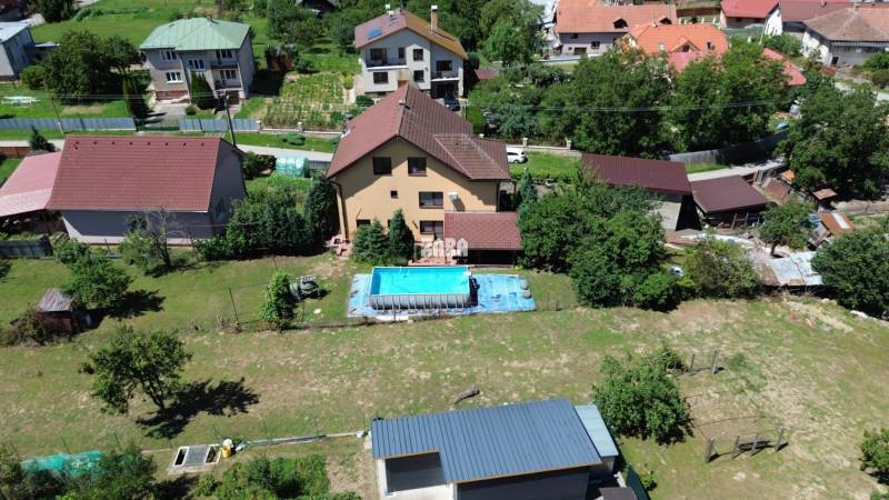 Vyšná Myšľa - rodinný dom.Bývanie v 3 samostatných bytových jednotkách