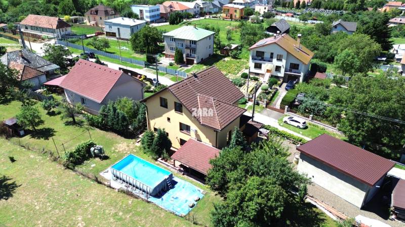 Vyšná Myšľa - rodinný dom.Bývanie v 3 samostatných bytových jednotkách