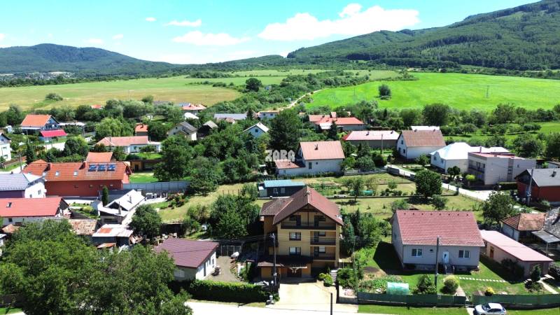 Vyšná Myšľa - rodinný dom.Bývanie v 3 samostatných bytových jednotkách