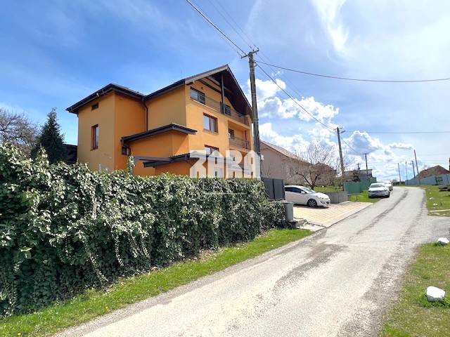 Vyšná Myšľa - rodinný dom.Bývanie v 3 samostatných bytových jednotkách