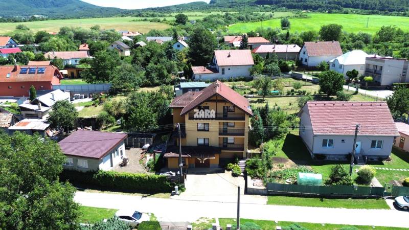 Vyšná Myšľa - rodinný dom.Bývanie v 3 samostatných bytových jednotkách