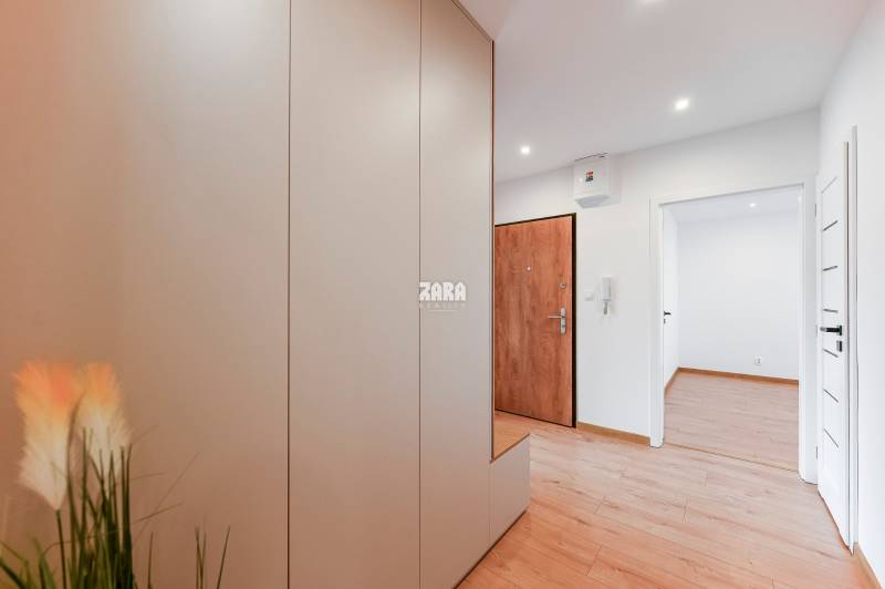 JENISEJSKÁ: MODERNÝ 3 izb. byt 68 m2 + loggia.Klimatizovaný, nová rek.