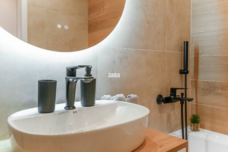 JENISEJSKÁ: MODERNÝ 3 izb. byt 68 m2 + loggia.Klimatizovaný, nová rek.